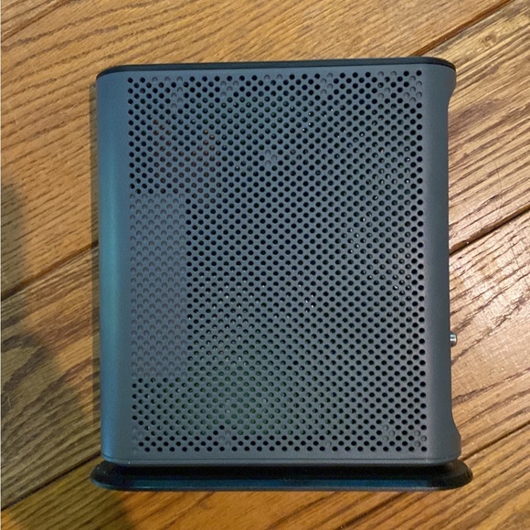 MOTOROLA MG7540 16x4 Cable Modem Plus AC1600 Dual Band Wi-Fi Gigabit Router - Picture 2 of 6